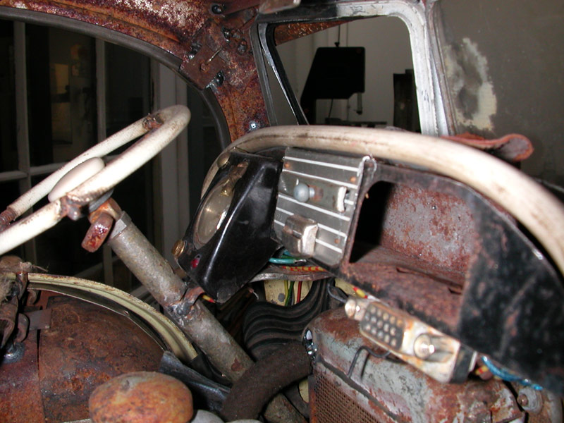 stariy_automobil_antikvarnij